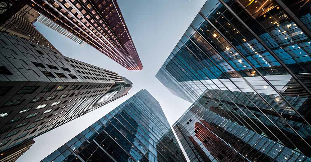 GeoBIM: donde los datos geoespaciales y los datos BIM se dan la mano Varios edificios fotografiados desde abajo