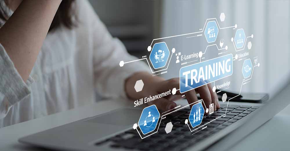 Itinerarios formativos en la academia de data.europa.eu Un joven profesional utiliza un ordenador portátil para una sesión de formación en línea.