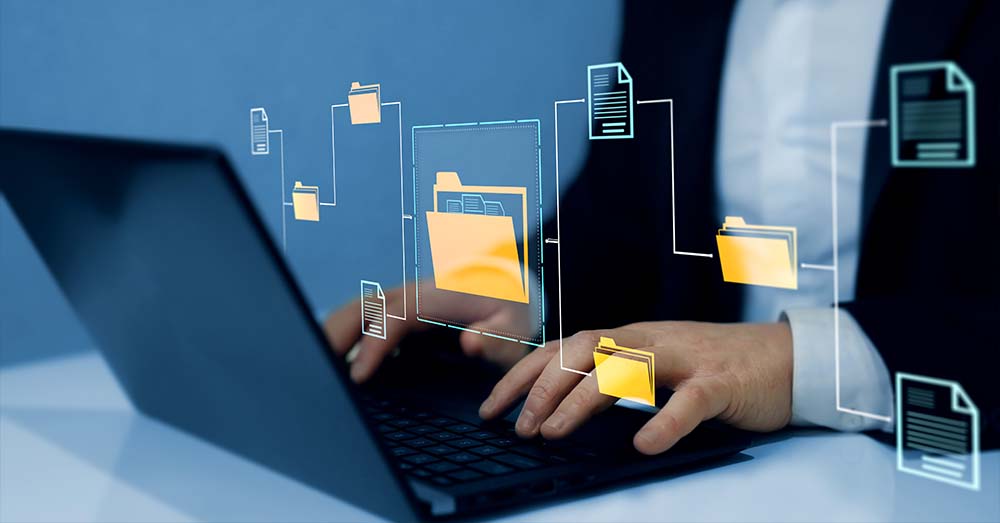 Infografía: ¿Cómo publicar datos abiertos en datos.gob.es? Persona trabajando en un ordenador portátil con pantalla virtual. Concepto de base de datos de documentación en línea y sistema de gestión de documentos.