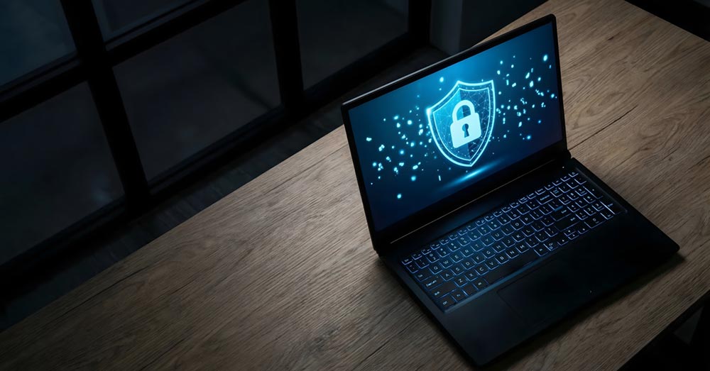 Cómo proteger los datos personales: normativa y marcos para facilitar su cumplimiento Ordenador con un icono de un candado.